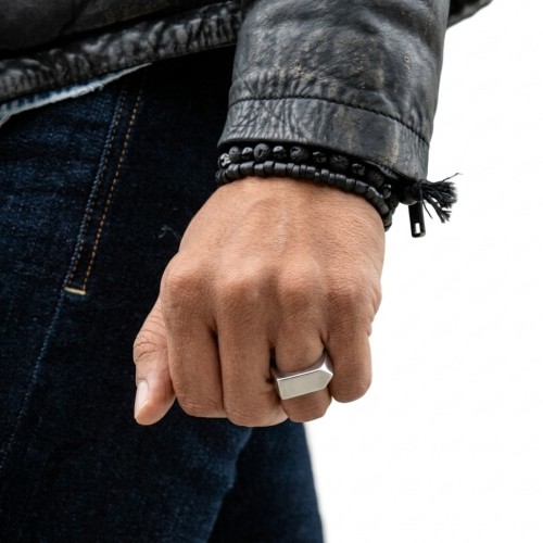 Geometrischer und minimalistischer Strickring für den Stahlmann mit einem geometrischen Fach mit Pfeilkopf