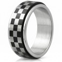 Bague sur le thème des sports mécaniques et du rallye pour homme avec un élégant bandeau rotatif à damier