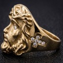 Profilansicht des Mannrings, der das schöne katholische Kreuzsatz mit Zirkoniumoxidsteinen zeigt