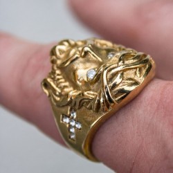 Bague chevalière imposante pour homme en acier doré moderne avec le visage de Jésus-Christ sculpté en relief 2