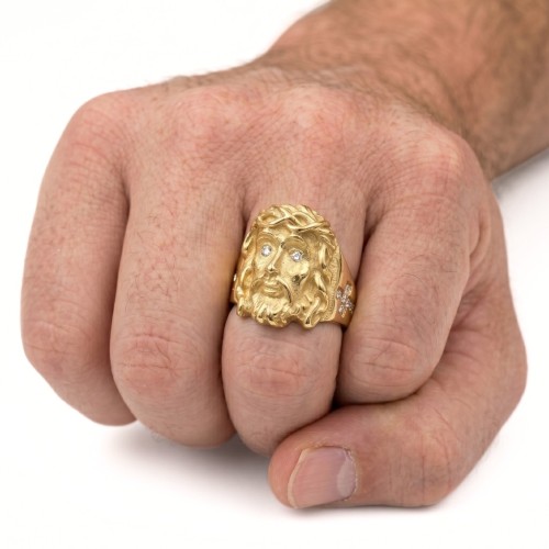 Herrenritter in Gold-Edelstahl mit dem Gesicht von Christus, das in Erleichterung geschnitzt wird