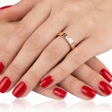 Elegante anello solitario in oro rosato ponderato con una donna con stile chic, romantico e minimalista