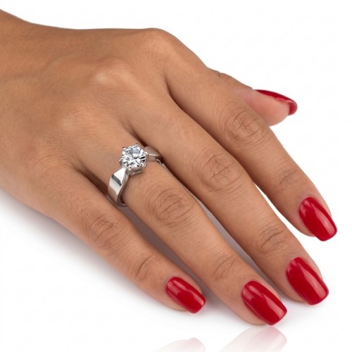 Magnifique bague solitaire en acier portée à l'annulaire d'une femme avec un style chic et raffiné pour des fiançailles