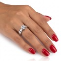 Wunderschöner Stahl-Einzelring mit einem ringförmigen Frauen mit einem schicken und raffinierten Stil für das Engagement