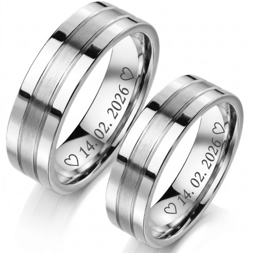 Centrarse en el interior suave y cómodo del anillo de boda de acero que muestra un grabado láser personalizado