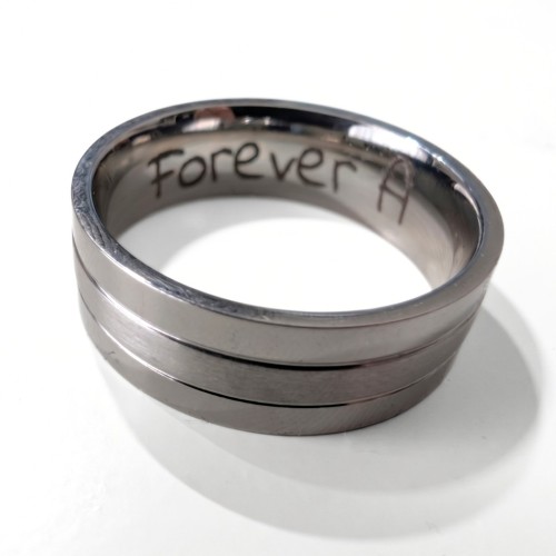 Anillo de anillo de boda de acero inoxidable que muestra un grabado láser personalizado