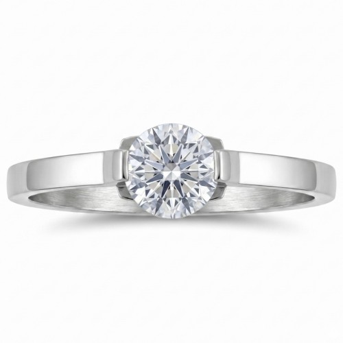 Vue du dessus de la bague solitaire montrant l'encoche ajourée et le sertissage original à deux griffes de la pierre