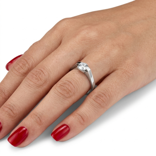 Solitaire minimalistischer Stahlring an der ringförmigen Frau in einer romantischen Eheanwendung