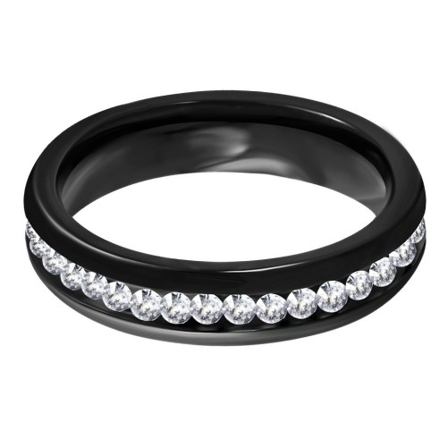 Vue de profil de l'alliance noire de 5 mm montrant le sertissage en rail continu des zircons blancs lumineux
