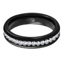 Vue de profil de l'alliance noire de 5 mm montrant le sertissage en rail continu des zircons blancs lumineux