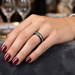 Moderner Black Edelstahl-Frauen-Allianzring mit einem kompletten Turm von glitzernden Steinen 2