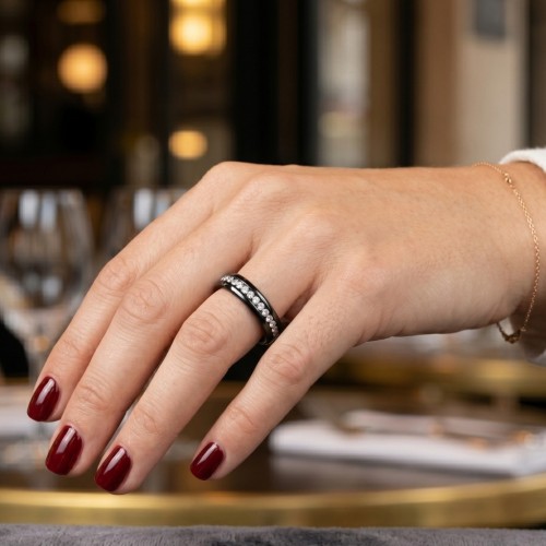Alleanza nera e cristalli nell'Anulare di una donna per simboleggiare un matrimonio o un impegno