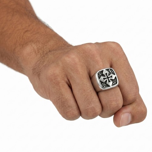 Bague chevalière pour homme biker en acier inoxydable avec un plateau carré et une croix fléchée en relief