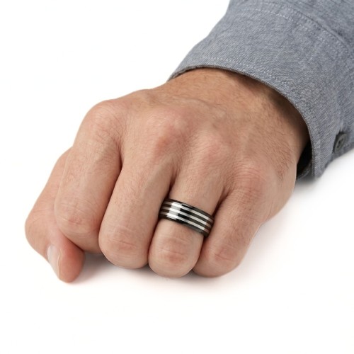 Ein weiterer Winkel des Dreibandrings im Finger von einem Mann, der seinen entschlossenen modernen Look darstellt