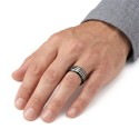 Anillo minimalista negro y gris con un anular de un hombre para un estilo elegante a diario