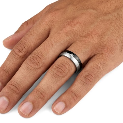 Anello a due toni per uomo e donna indossato sul dito da un uomo che mostra il suo look contemporaneo