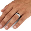 Anello a due toni per uomo e donna indossato sul dito da un uomo che mostra il suo look contemporaneo