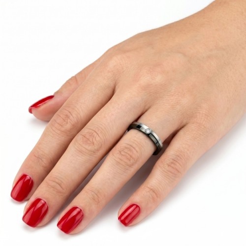 Moderner und minimalistischer zweifarbiger Allianzring am Ring einer Frau, die ihre tägliche Eleganz darstellt