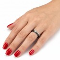 Bague alliance bicolore moderne et minimaliste portée à l'annulaire d'une femme illustrant son élégance au quotidien