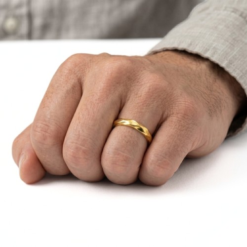 Anillo de anillo minimalista de oro con un anular de un hombre para un estilo elegante y elegante a diario