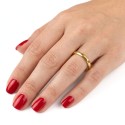 El anillo de oro moderno anillo osciló hasta el anular de una mujer para un estilo elegante y elegante a diario