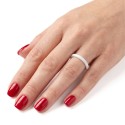 Bague alliance en céramique blanche portée à l'annulaire d'une femme avec un style élégant, épuré et minimaliste