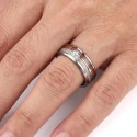 Autre angle de la bague en acier et bois portée au doigt par un homme illustrant son allure résolument moderne