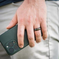 Bague alliance moderne pour homme en acier inoxydable noir incrustée de lignes en bois de Koa et de nacre opale 2