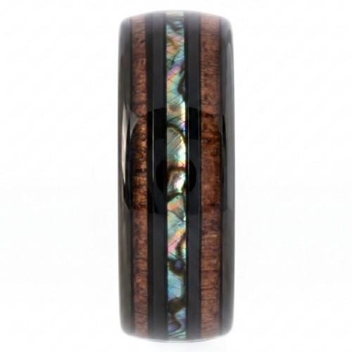 Vue de profil de la bague organique montrant sa surface vernie lisse et les variations de couleurs de l'abalone