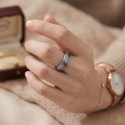 Bague alliance minimaliste avec flèche viking portée à l'annulaire d'une femme pour un style audacieux, romantique et cosmique