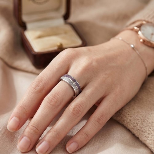 Autre angle de la bague en acier et bande violette portée au doigt illustrant son originalité absolue et son design moderne