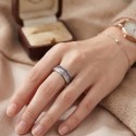 Autre angle de la bague en acier et bande violette portée au doigt illustrant son originalité absolue et son design moderne