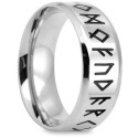 Vista de perfil del anillo vikingo que muestra el magnífico contraste entre el acero pulido y los rounes profundos profundamente