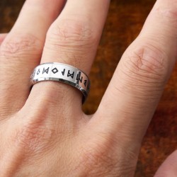 Moderner Edelstahl-Mann-Ring mit Gravur des nordischen runen Alphabets Futhark 2