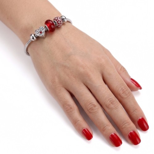 Bracelet à breloques I love Mom porté au poignet d'une femme pour un style élégant et plein de tendresse au quotidien