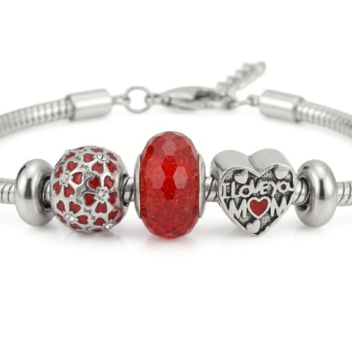 Bracelet charms femme à breloques avec vue détaillée sur la perle rouge et la sphère incrustée de cristaux