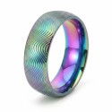 Vue de profil de la bague arc-en-ciel montrant son effet texturé ondulé qui capte la lumière avec des couleurs vibrantes