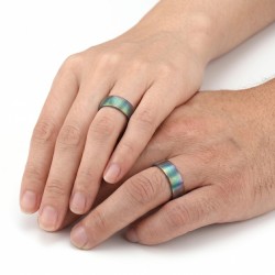Anello moderno di alleanza per uomo e donna in acciaio inox con effetto ondulato e superbi riflessioni arcobaleno 2