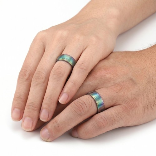 Bague alliance arc-en-ciel portée à l'annulaire pour un style moderne, vibrant et plein de fierté au quotidien