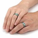 Bague alliance arc-en-ciel portée à l'annulaire pour un style moderne, vibrant et plein de fierté au quotidien