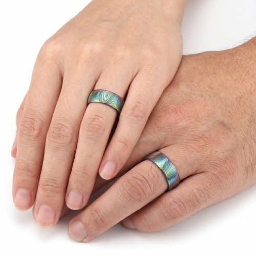 Autre angle de la bague aux reflets irisés portée au doigt illustrant son éclat multicolore et son originalité