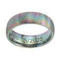Focus sur l'intérieur parfaitement lisse de la bague arc-en-ciel prête à accueillir une gravure personnalisée au laser