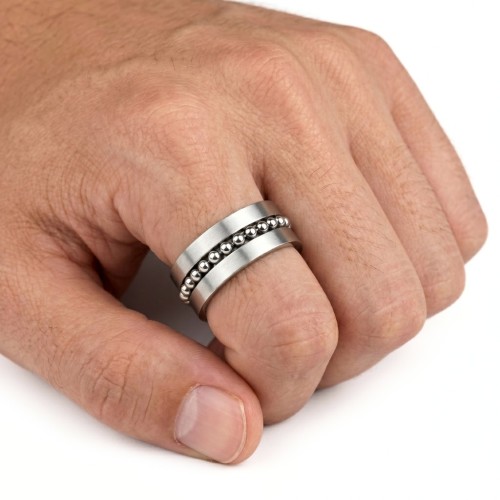 Bague large avec chaîne à billes portée à l'annulaire d'un homme pour un style audacieux et engagé