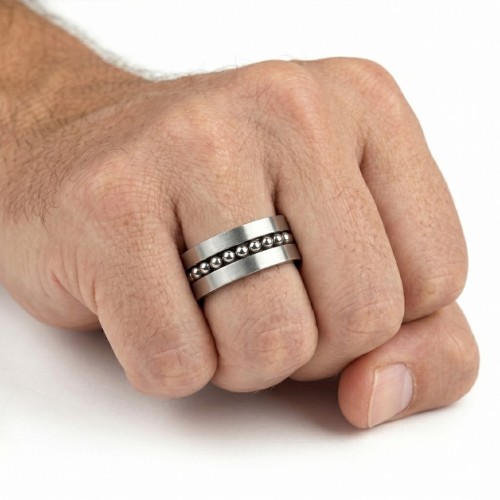 Autre angle de la bague portée au doigt illustrant son volume de 8mm et son design résolument moderne