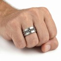 Anderer Winkel des Rings an dem Finger, der sein Volumen von 8 mm und seinem entschlossenen modernen Design darstellt