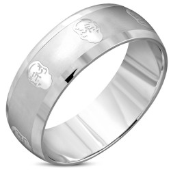 Moderner Edelstahl-Mann-Ring mit abgeschrägten Kanten und gravierten Todesköpfen