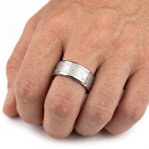 Autre angle de la bague portée au doigt illustrant sa largeur de 8mm et son éclat lumineux à chaque mouvement