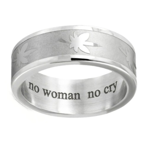 Centrarse en el interior liso del anillo de acero con cannabis listo para acomodar un grabado láser personalizado