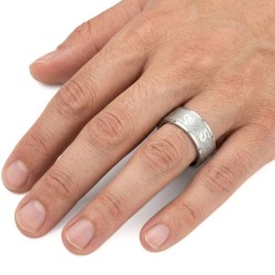 Anillo de anillo de hombre de acero inoxidable moderno con bordes biselados y dragones mitológicos grabados 2