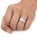 Autre angle de la bague dragon portée au doigt par un homme illustrant sa largeur de 8mm et son éclat lumineux